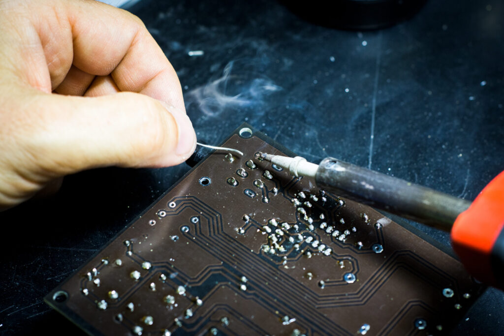 Reparacion de camaras Logitech y hardware Lovense en laboratorio tecnico de Soluciones IT Bogota y Funza